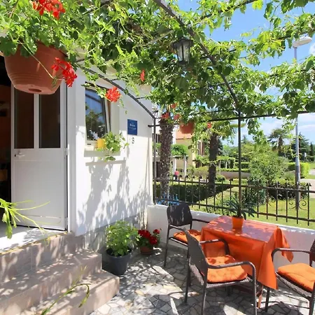 Pergola Mit Schoener Terrasse Apartment *
