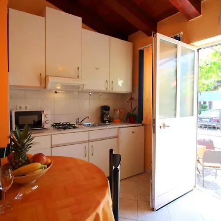 Pergola Mit Schoener Terrasse Apartment Porec