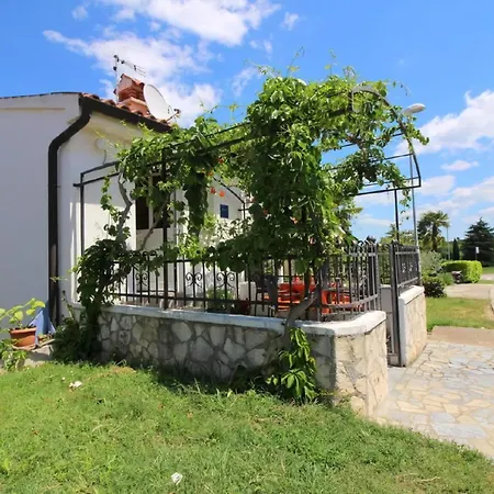 Apartment Pergola Mit Schoener Terrasse