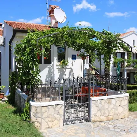 Pergola Mit Schoener Terrasse Apartment Porec